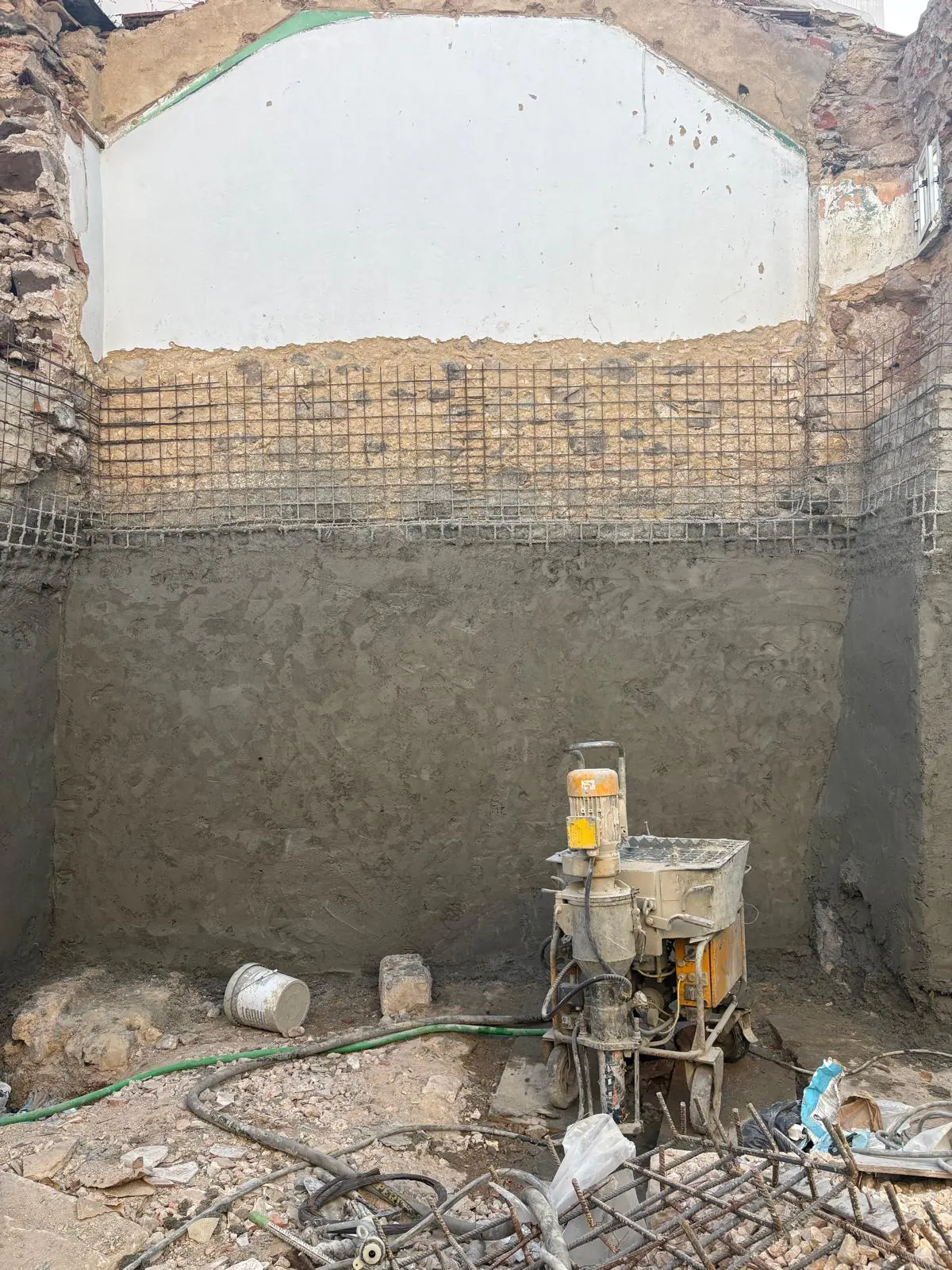 Largo D. Dinis em obra: parede de contenção com armadura e betão projetado