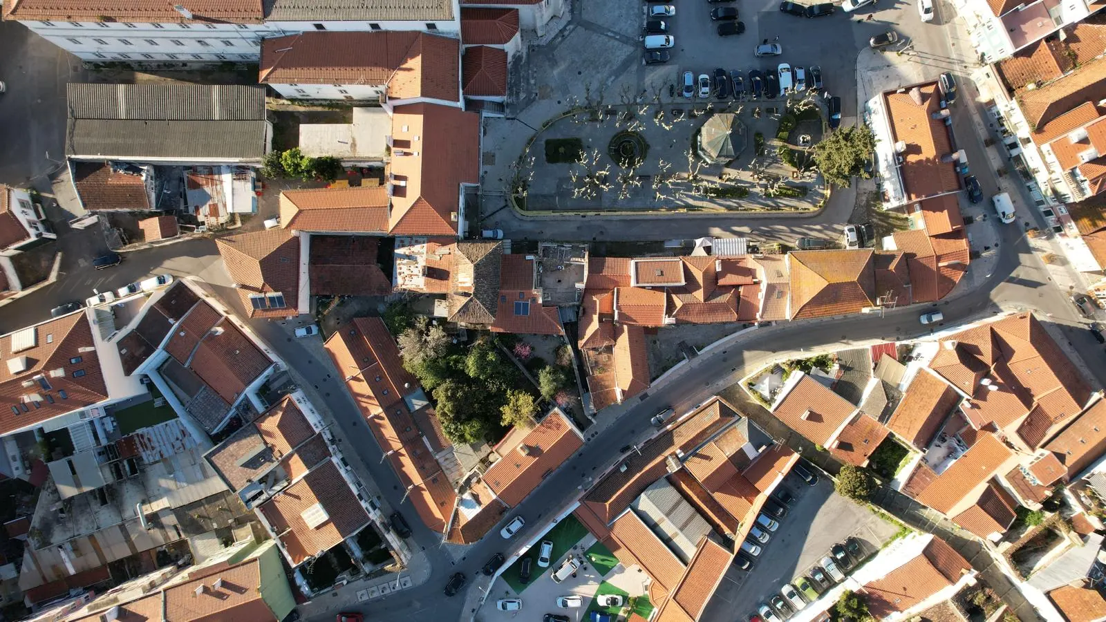Vista aérea do Largo D. Dinis, com o edifício no centro do quarteirão