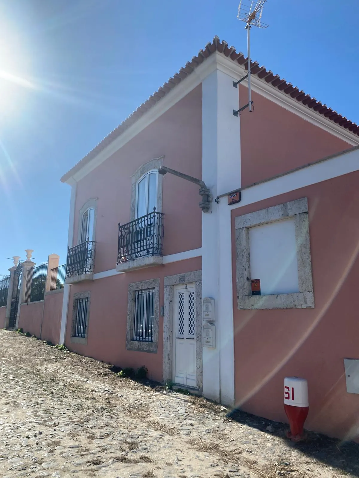 Fachada da moradia no Lumiar em 2020