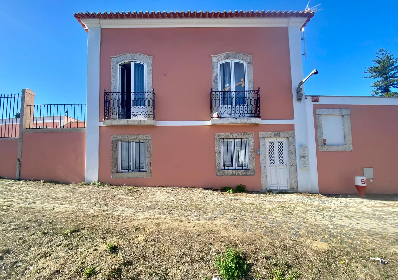 Fachada da moradia reabilitada no Lumiar, Lisboa