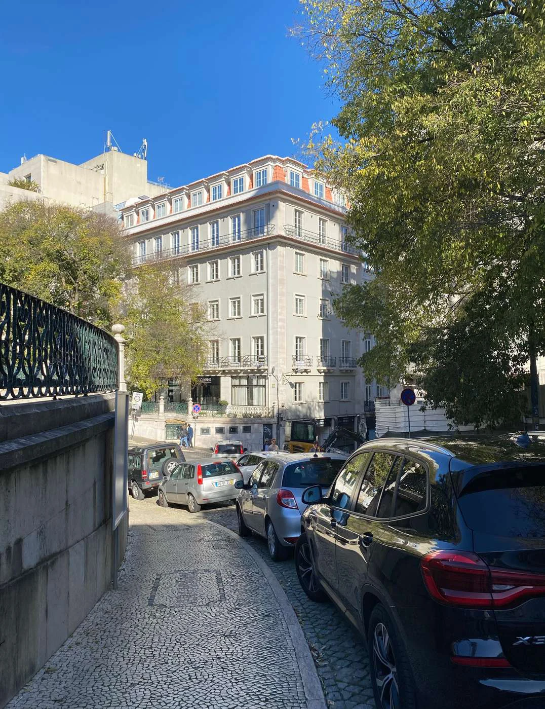 Praça da Alegria — Participação no projeto de licenciamento de um edifício histórico situado no centro de Lisboa. Imagem do portfólio, página 22.